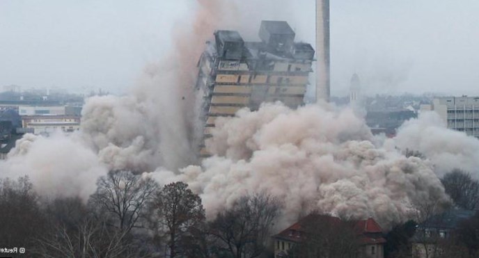 Символ эпохи высотой в 115 метров снесен во Франкфурте одним взрывом
