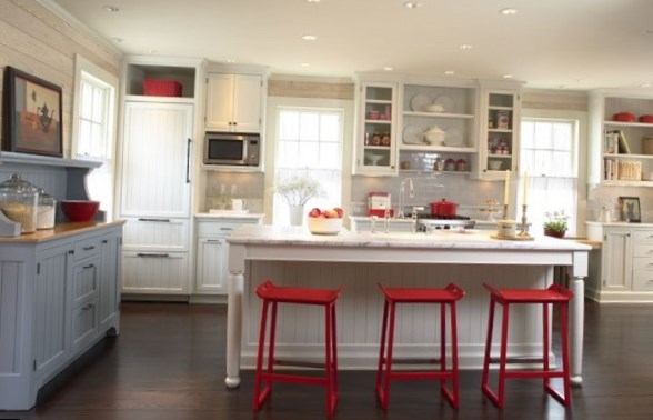 Например, красные стулья на этом снимке прекрасно дополняют кухню, освежая ее.